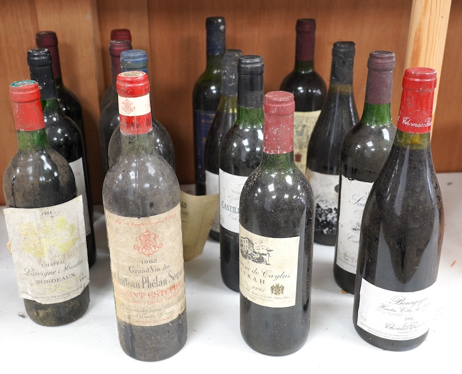 Fifteen various bottles of red wine to include Bourgogne Hautes Cotes de Beaune 1992, Castillo De Maluenda 1994, Hacienda San Carlos Cabernet Sauvignon & Malbec 1995 etc. Condition - externally poor, storage unknown